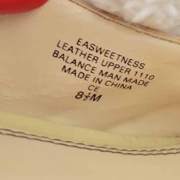 Beige Peeptoe Slingback Heels w patent Bows and wood details - Picture 8 of 11